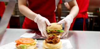 SE SOLICITA COCINERO DE LINEA PARA PREPARACIÓN DE HAMBURGUESAS