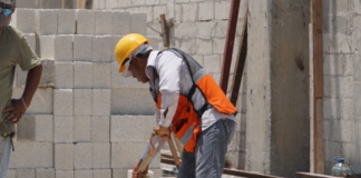 SE SOLICITA AYUDANTE DE CONSTRUCCIÓN PARA MEZCLADO Y VERTIDO DE MATERIALES