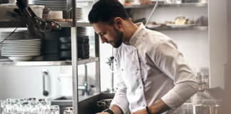 SE SOLICITA AYUDANTE DE COCINA PARA JORNADA DE TIEMPO PARCIAL Y TIEMPO COMPLETO