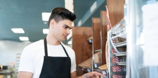 SE REQUIERE AYUDANTE DE COCINA PARA PREPARACIÓN DE ALIMENTOS Y LABORES BÁSICAS