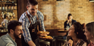 SE REQUIERE AYUDANTE DE CAMARERO PARA RESTAURANTE (HOMBRE Y/O MUJER)