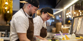 SE REQUIERE COCINERO PARA PREPARACIÓN DE MENÚS (HOMBRE Y/O MUJER)