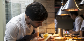 SE SOLICITA AUXILIAR DE COCINA PARA PREPARACIÓN DE PLATOS FRÍOS