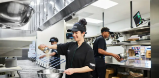 SE REQUIERE COCINERO CON DISPONIBILIDAD PARA TRABAJAR LOS FINES DE SEMANA