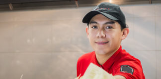SE SOLICITA AYUDANTE DE COCINA PARA PREPARACIÓN DE HAMBURGUESAS EN RESTAURANTE (JORNADA COMPLETA)