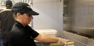 SE SOLICITA COCINERO CON DISPONIBILIDAD DE HORARIOS (FINES DE SEMANA)