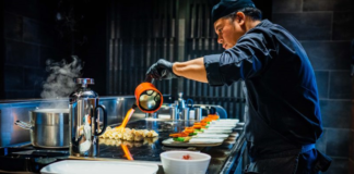 SE REQUIERE AUXILIAR DE BARRA DE ENSALADAS PARA ATENCIÓN AL CLIENTE Y CONTROL DE PRODUCTOS EN ESTANTES