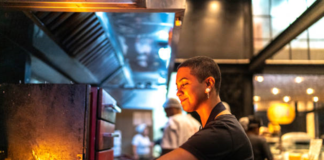 SE SOLICITA AYUDANTE DE COCINA PARA PREPARACIÓN DE PLATOS EN PARRILLA