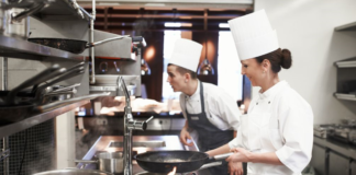 SE SOLICITA AYUDANTE DE COCINA CON O SIN EXPERIENCIA PARA RESTAURANTE (JORNADA COMPLETA)