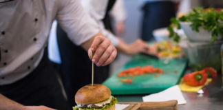 SE SOLICITA COCINERO PARA PREPARACIÓN DE COMIDA RÁPIDA EN RESTAURANTE