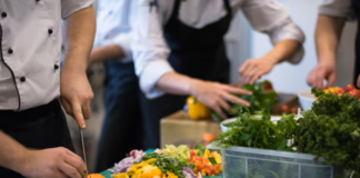 SE SOLICITA AYUDANTE DE COCINA PARA PREPARACIÓN DE PLATOS (CON O SIN EXPERIENCIA)