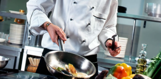 SE REQUIERE AYUDANTE DE COCINA PARA PREPARACIÓN DE ALIMENTOS Y LIMPIEZA DE EQUIPOS DE COCINA