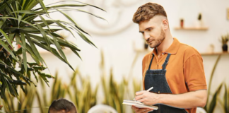 SE REQUIERE CAMARERO PARA ATENCIÓN AL CLIENTE EN MESA DE CAFETERÍA