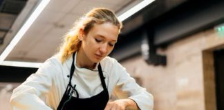 SE REQUIERE AYUDANTE DE COCINA PARA PREPARACIÓN Y CONTROL DE PEDIDOS
