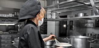 SE REQUIERE COCINERO Y AYUDANTE DE COCINA PARA JORNADA COMPLETA