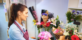 SE SOLICITA FLORISTA PARA ELABORACIÓN DE RAMOS EN TIENDA