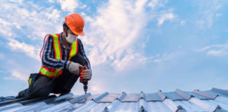 SE REQUIERE AYUDANTE DE CONSTRUCCIÓN PARA INSTALACIÓN DE TECHOS COMERCIALES