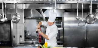 SE SOLICITA AYUDANTE DE COCINERO PARA PREPARACIÓN DE ALIMENTOS, TIEMPO COMPLETO Y MEDIO TIEMPO