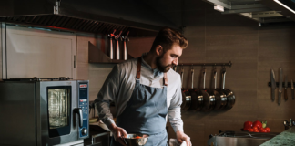 SE SOLICITA AYUDANTE DE COCINA PARA JORNADA DE TIEMPO COMPLETO EN RESTAURANTE