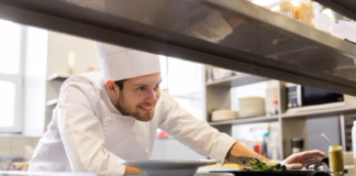 SE SOLICITA AYUDANTE DE COCINA PARA PREPARACIÓN Y EMPAQUE DE PRODUCTOS