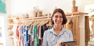 SE NECESITA AYUDANTE PARA TIENDA DE ROPA (JORNADA PARCIAL)