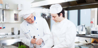 SE NECESITA AYUDANTE DE COCINA PARA PREPARACIÓN DE INGREDIENTES Y LABORES DE LIMPIEZA
