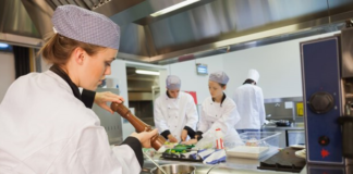 SE NECESITA AUXILIAR DE COCINA PARA CONTROL DE MENÚS EN RESTAURANTE
