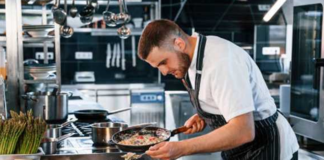 SE SOLICITA AYUDANTE DE COCINA PARA PREPARACIÓN DE ALIMENTOS Y ORDEN DE UTENSILIOS