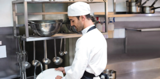 SE SOLICITA LAVAPLATOS PARA ASEO DE OLLAS Y EQUIPOS DE COCINA EN GENERAL
