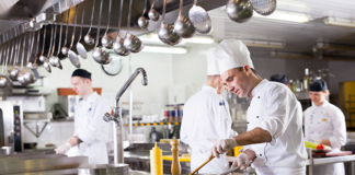 SE NECESITA AUXILIAR DE COCINA PARA PREPARACIÓN DE ALIMENTOS Y ATENCIÓN AL CLIENTE EN RESTAURANTE