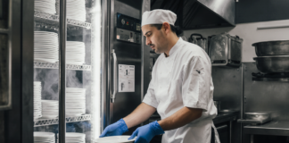 SE NECESITA LAVAPLATOS PARA ASEO DE OLLAS, BANDEJAS Y SARTENES EN COCINA
