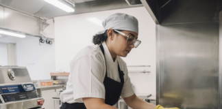 SE SOLICITA AYUDANTE DE COCINA Y PILEROS DE TIEMPO COMPLETO PARA RESTAURANTE