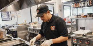SE NECESITA COCINERO PARA PREPARACIÓN DE ALIMENTOS Y ATENCIÓN AL CLIENTE EN RESTAURANTE DE COMIDA RÁPIDA