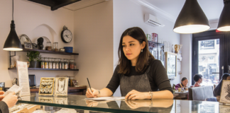 SE BUSCA DEPENDIENTE DE TIENDA PARA ATENCIÓN AL CLIENTE EN JORNADA COMPLETA
