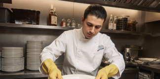 SE SOLICITA LAVAPLATOS PARA ASEO DE PLATOS, OLLAS Y DISTINTOS ARTÍCULOS EN COCINA