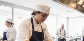 SE REQUIERE AYUDANTE DE COCINA PARA PREPARACIÓN DE ALIMENTOS Y BEBIDAS EN RESTAURANTE