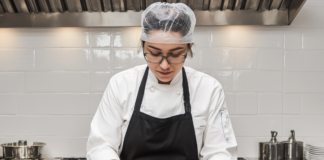 SE BUSCA AYUDANTE DE COCINA PARA PREPARACIÓN DE APERITIVOS FRÍOS Y GUARNICIONES