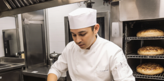 SE REQUIERE COCINERO/A DE TIEMPO COMPLETO PARA LABORES GENERALES EN PANADERÍA