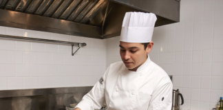 SE SOLICITA COCINERO/A PARA PREPARACIÓN DE DESAYUNOS Y MERIENDAS