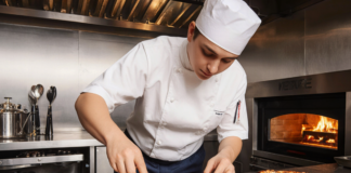SE BUSCA AYUDANTE DE COCINA PARA PREPARACIÓN DE PIZZA EN RESTAURANTE