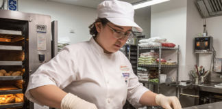 SE SOLICITA AYUDANTE DE PANADERÍA PARA PREPARACIÓN Y HORNEADO DE PRODUCTOS