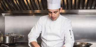 SE BUSCA COCINERO PARA PREPARACIÓN DE ALIMENTOS EN DIFERENTES ESTACIONES DE COCINA