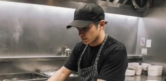 SE NECESITA LAVAPLATOS PARA LABORES DE LIMPIEZA EN COCINA DE RESTAURANTE (TIEMPO PARCIAL)