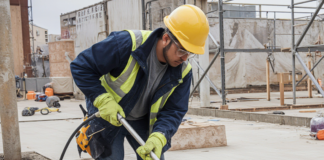 SE BUSCA ALBAÑIL PARA COLOCACIÓN DE AZULEJOS Y CONTROL DE ACABADOS EN SUPERFICIES DE HORMIGÓN