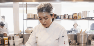 SE NECESITA AYUDANTE DE COCINERO PARA TRABAJAR 5 DÍAS A LA SEMANA (TIEMPO PARCIAL)