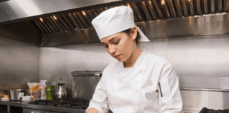 SE BUSCA AYUDANTE DE COCINA PARA PREPARACIÓN DE EMPANADAS, MILANESAS Y HAMBURGUESAS
