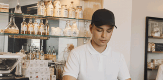 SE NECESITA DEPENDIENTE/A DE CAFETERÍA Y PANADERÍA PARA ATENCIÓN AL CLIENTE