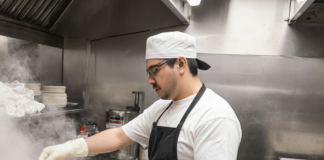 SE REQUIERE LAVAPLATOS PARA DESINFECCIÓN DE EQUIPOS DE COCINA EN ESTABLECIMIENTO