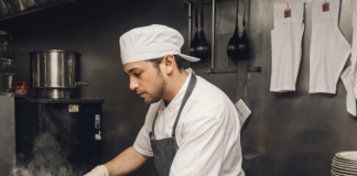 SE SOLICITA LAVAPLATOS PARA DESMONTAJE Y DESINFECCIÓN DEL ÁREA DE LIMPIEZA DE UTENSILIOS EN COCINA