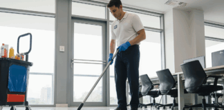 SE SOLICITA AUXILIAR DE LIMPIEZA PARA ASEO DE PASILLOS Y MUEBLES EN ESTABLECIMIENTO (TIEMPO PARCIAL)